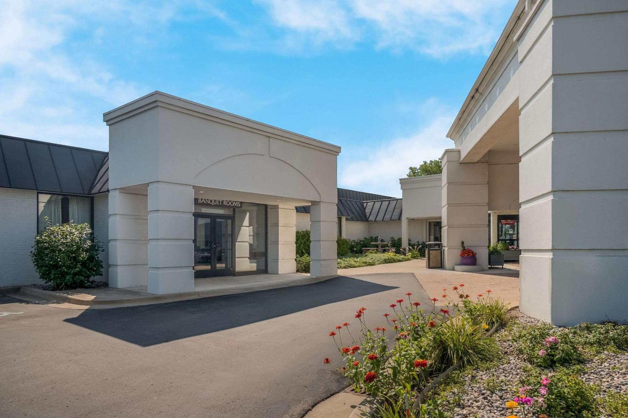 Radisson Hotel Grand Rapids Riverfront Exterior foto
